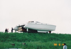 クレーン屋さんお近くの堤防上を４トン車に筏２台乗せ、その上に・・・