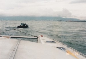 カタマランを引くタグボート、大阪湾で