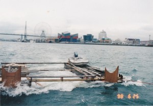 タグボートに引かれているカタマランから後方の景色
